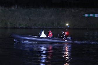 Ein Polizeiboot auf der Elbe in Dresden: Feuerwehr und Polizei suchten nach dem flüchtigen Tatverdächtigen.