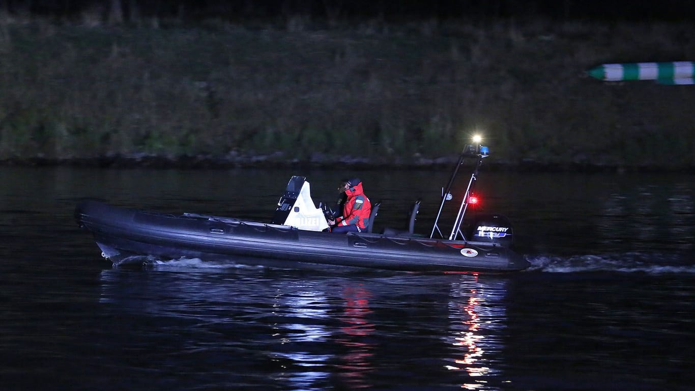 Ein Polizeiboot auf der Elbe in Dresden: Feuerwehr und Polizei suchten nach dem flüchtigen Tatverdächtigen.
