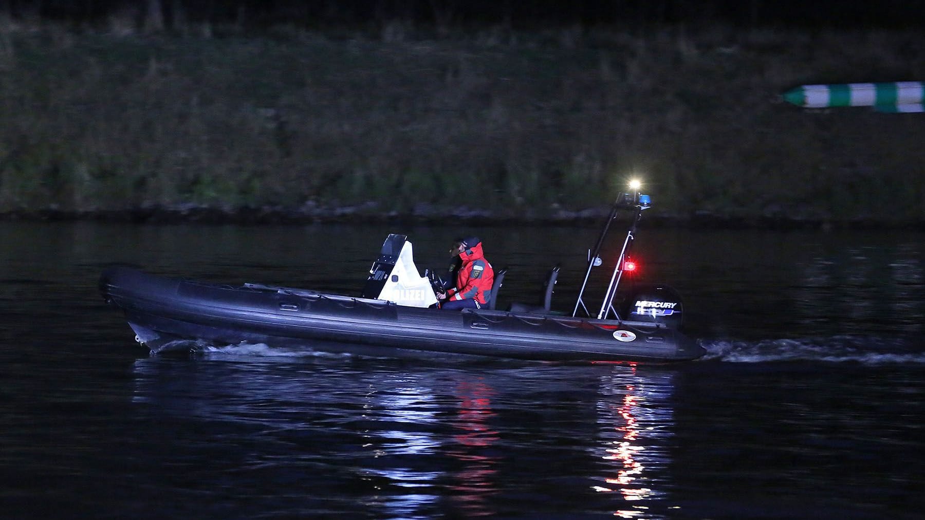 Ein Polizeiboot auf der Elbe in Dresden: Feuerwehr und Polizei suchten nach dem flüchtigen Tatverdächtigen. Ein Polizeiboot auf der Elbe in Dresden: Feuerwehr und Polizei suchten nach dem flüchtigen Tatverdächtigen.