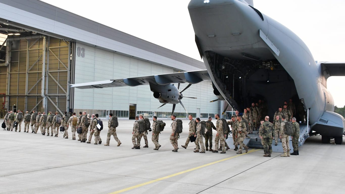 Soldaten verlassen einen Airbus A 400M und gehen zum Hangar (Archivbild): Der Standort Wunstorf wird durch ein neues Wartungszentrum von Airbus massiv ausgebaut.