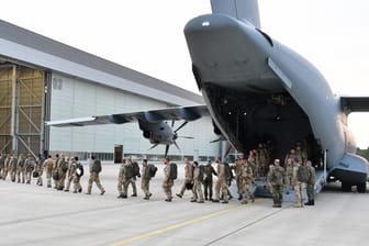 Soldaten verlassen einen Airbus A 400M und gehen zum Hangar (Archivbild): Der Standort Wunstorf wird durch ein neues Wartungszentrum von Airbus massiv ausgebaut.