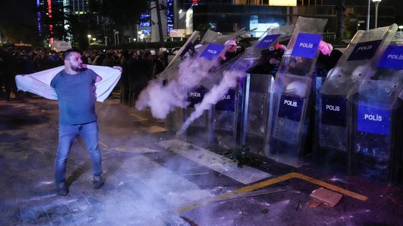 Istanbul: Die Polizei feuert mit Tränengas und Wasserwerfern auf Demonstranten, die das israelische Konsulat stürmen wollten.