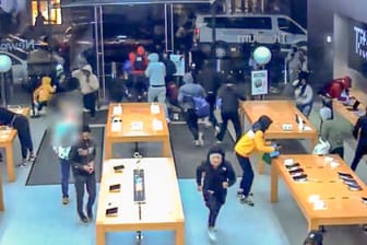 Menschen stehlen in einem Apple-Store