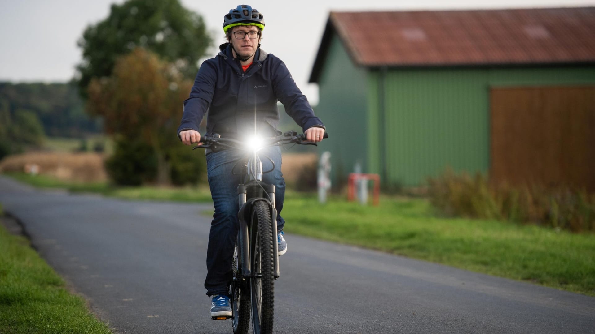 Radfahren im Herbst: Bei Dunkelheit und schlechter Sicht ist eine Beleuchtung vorgeschrieben.