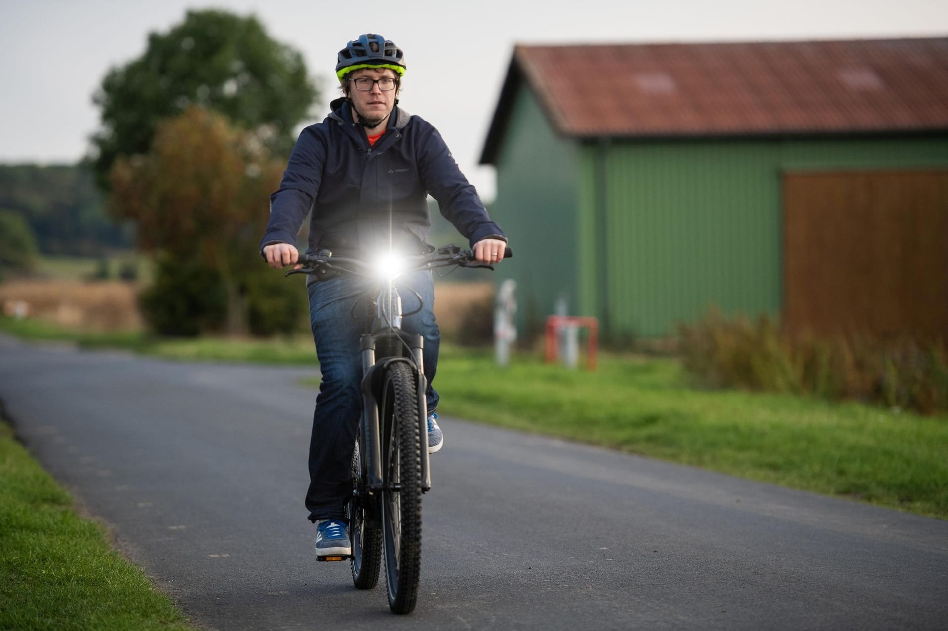 Radfahren im Herbst: Bei Dunkelheit und schlechter Sicht ist eine Beleuchtung vorgeschrieben.
