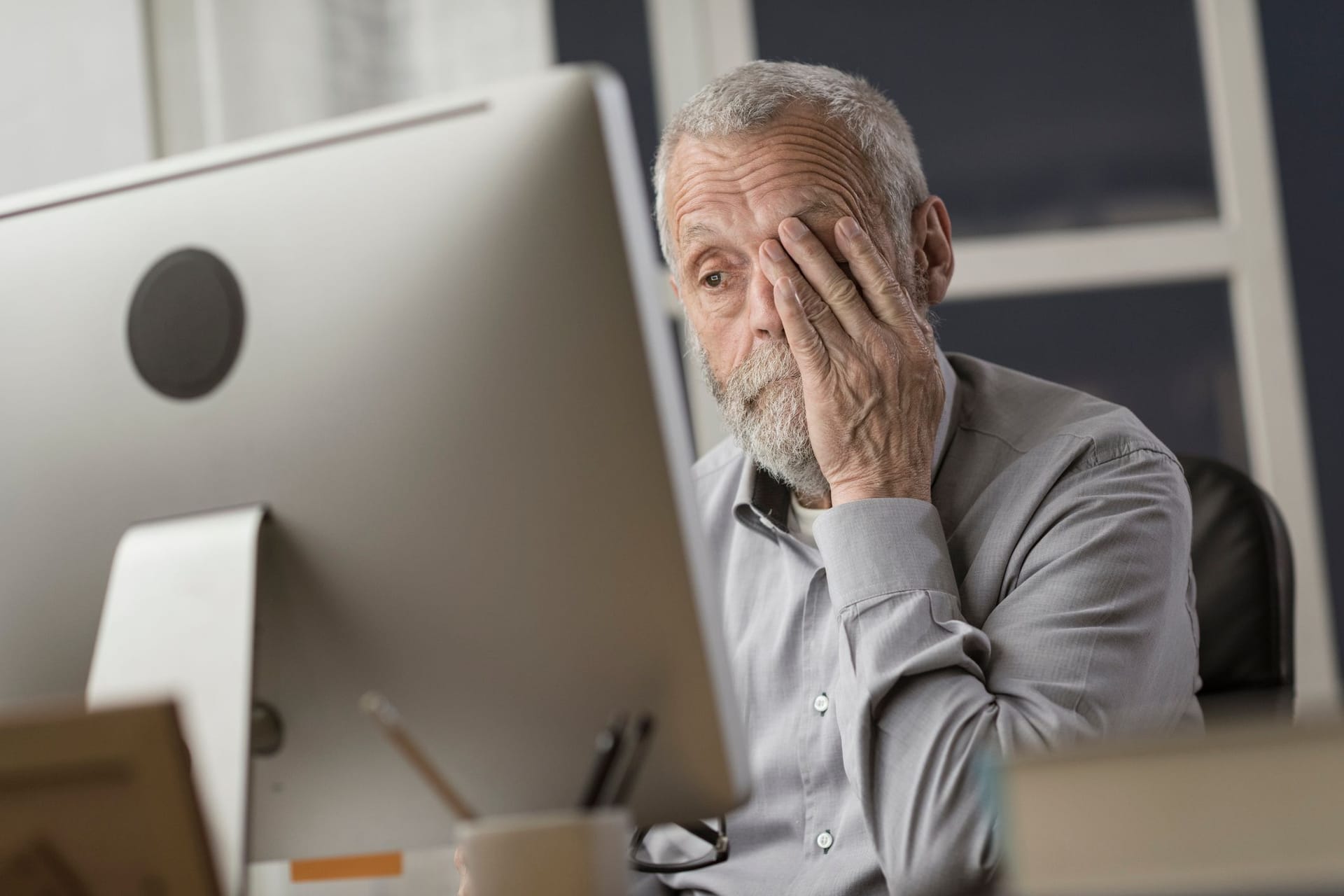 Rentner im Stress (Symbolbild): Nullrentner können ihren Anspruch auf Witwenrente zurückgewinnen.