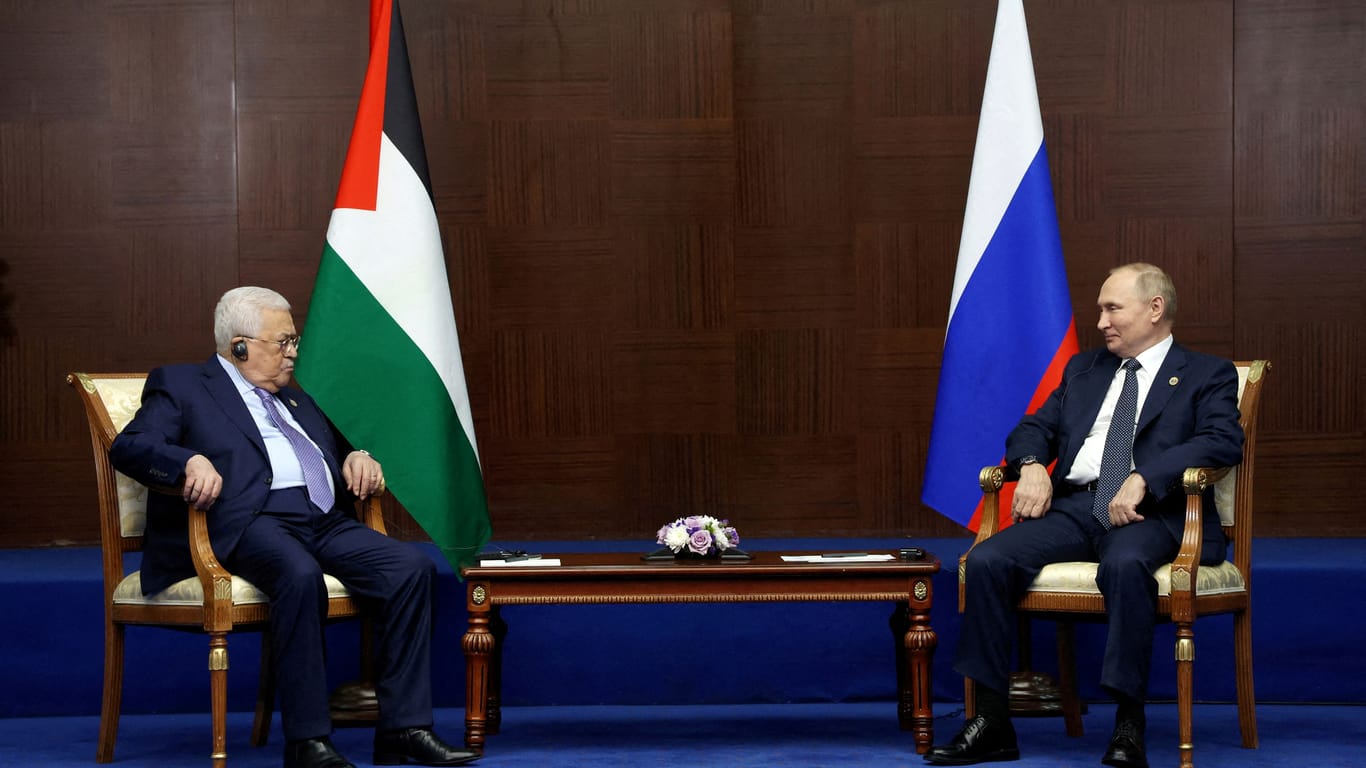 Putin trifft Palästinenserpräsident Mahmoud Abbas (l.) am Rande einer Konferenz in Astana im Oktober 2022.
