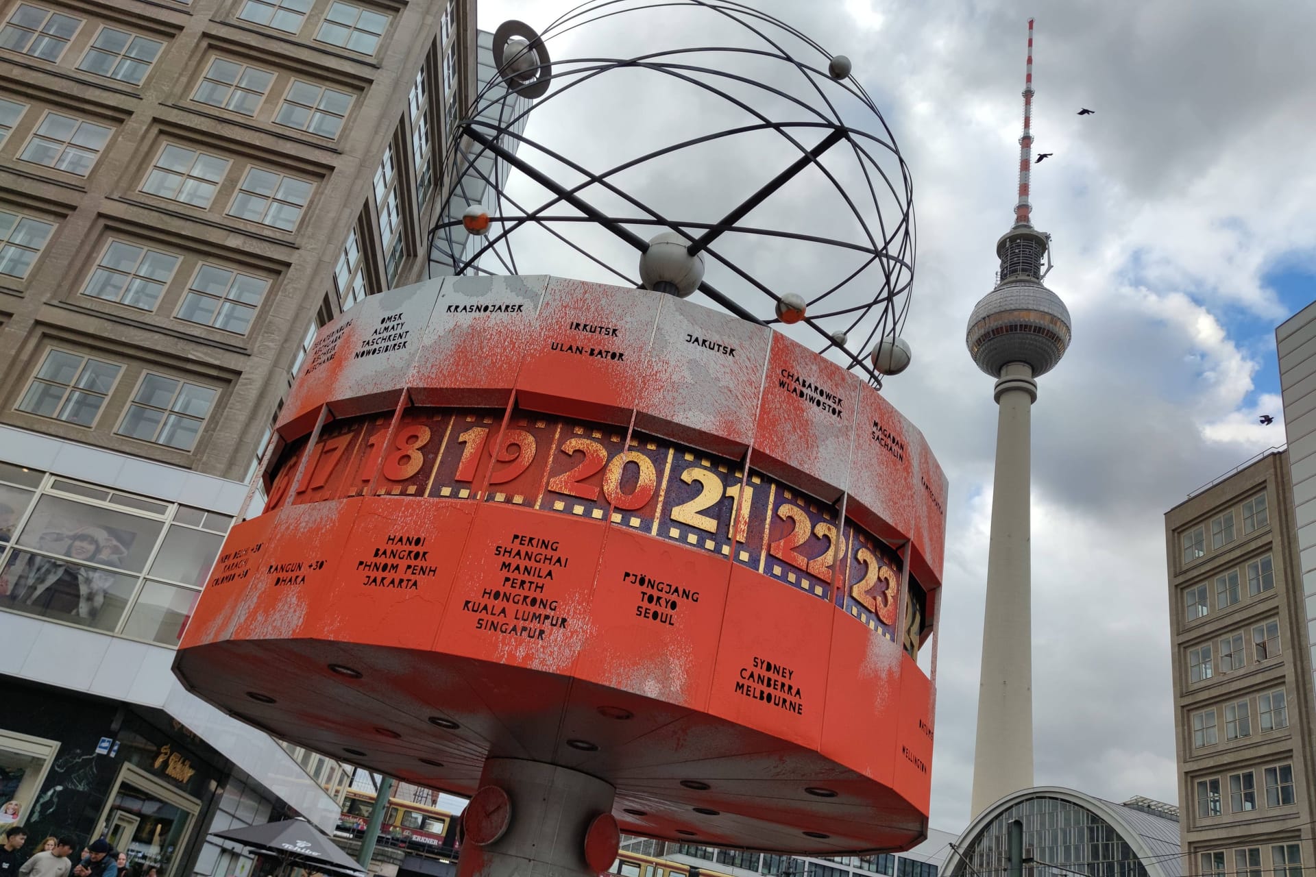 Protest von Klimaaktivisten der Letzten Generation am Alexanderplatz, die Weltzeituhr wurde von Aktivisten besetzt und mit Farbe beschmiert