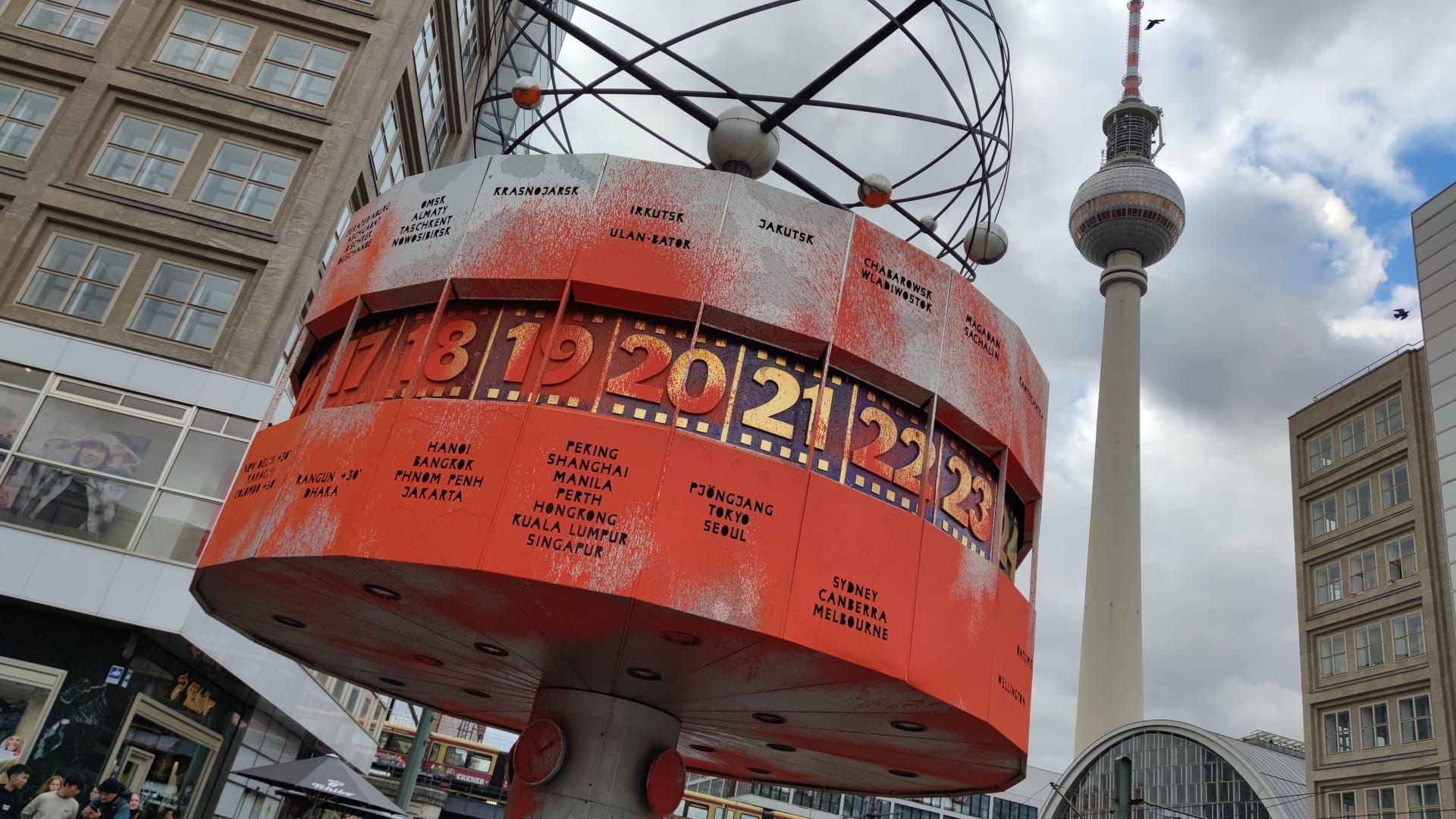 Protest von Klimaaktivisten der Letzten Generation am Alexanderplatz, die Weltzeituhr wurde von Aktivisten besetzt und mit Farbe beschmiert