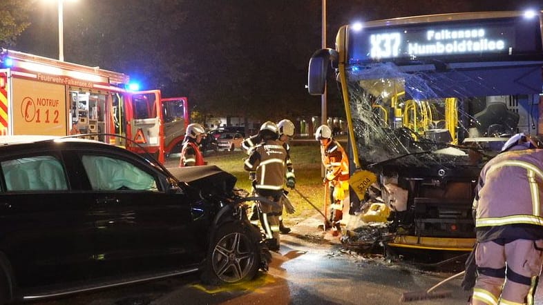 Unfallstelle auf der Ortsverbindungsstraße: Zwei Männer wurden schwer verletzt.