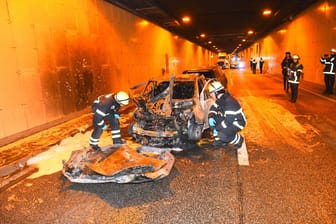 Am Donnerstag kam es in Röhre 1 des Elbtunnel Richtung Norden zu einem Verkehrsunfall zwischen drei PKW: Zwei der Autos haben Feuer gefangen und sind ausgebrannt