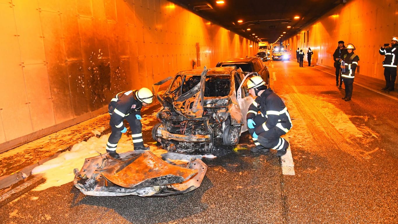 Am Donnerstag kam es in Röhre 1 des Elbtunnel Richtung Norden zu einem Verkehrsunfall zwischen drei PKW: Zwei der Autos haben Feuer gefangen und sind ausgebrannt
