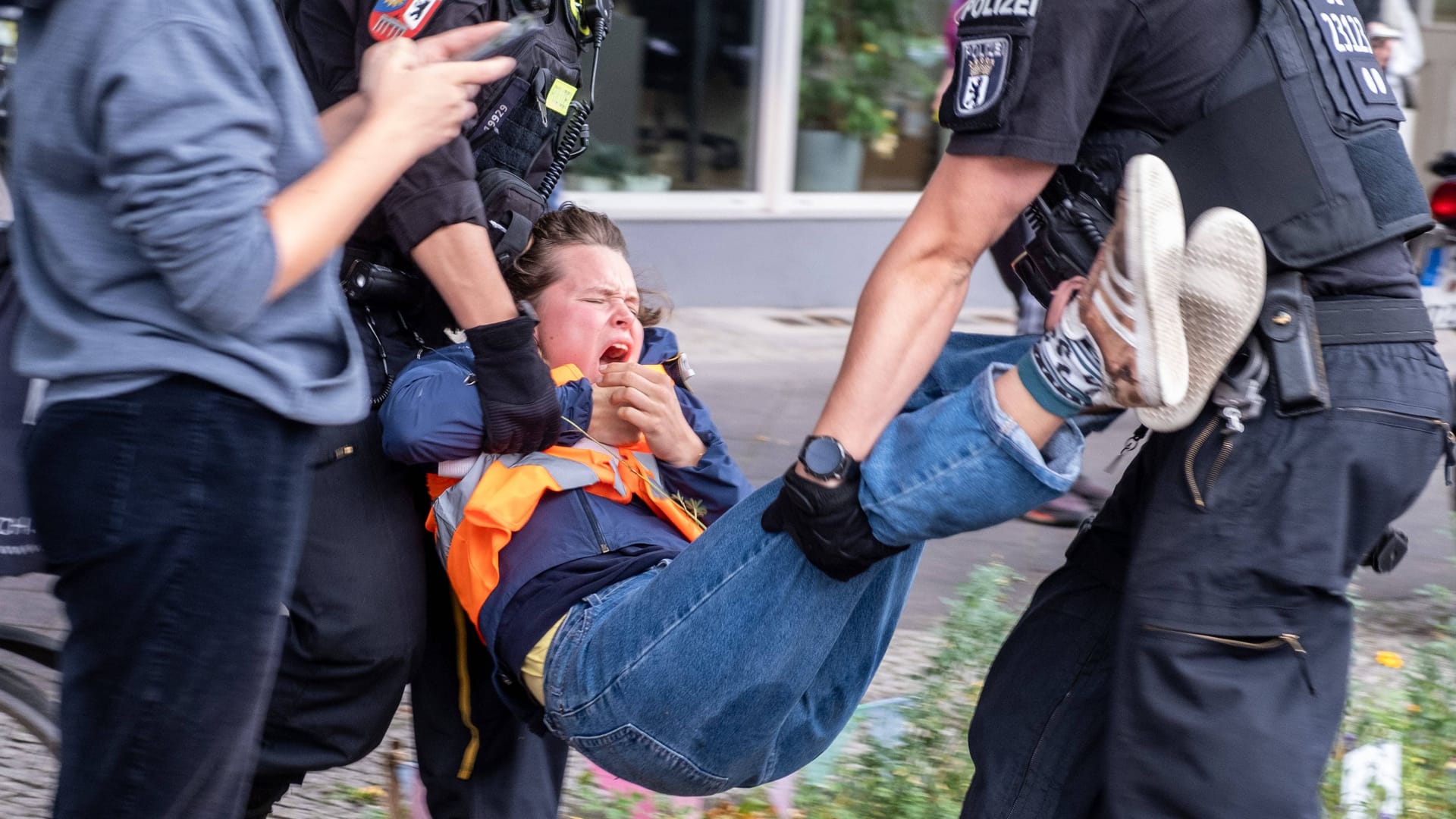 Klimaaktivistin wird abtransportiert (Archivfoto): In einigen Bundesländern muss die "Letzte Generation" dafür bezahlen – nicht in Niedersachsen.