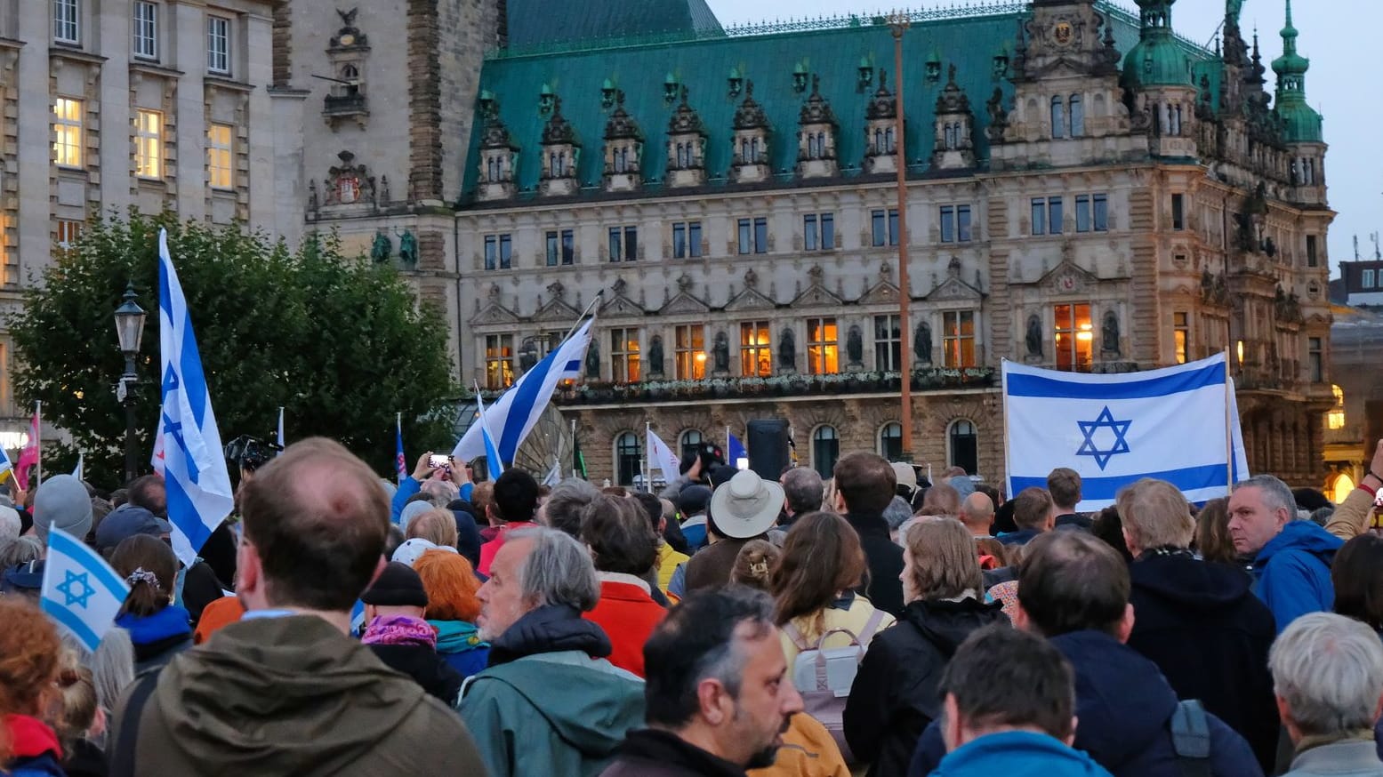 Zwei Frauen werden bei einer Pro-Israel-Demonstration auf dem Rathausmarkt von Antisemiten attackiert.