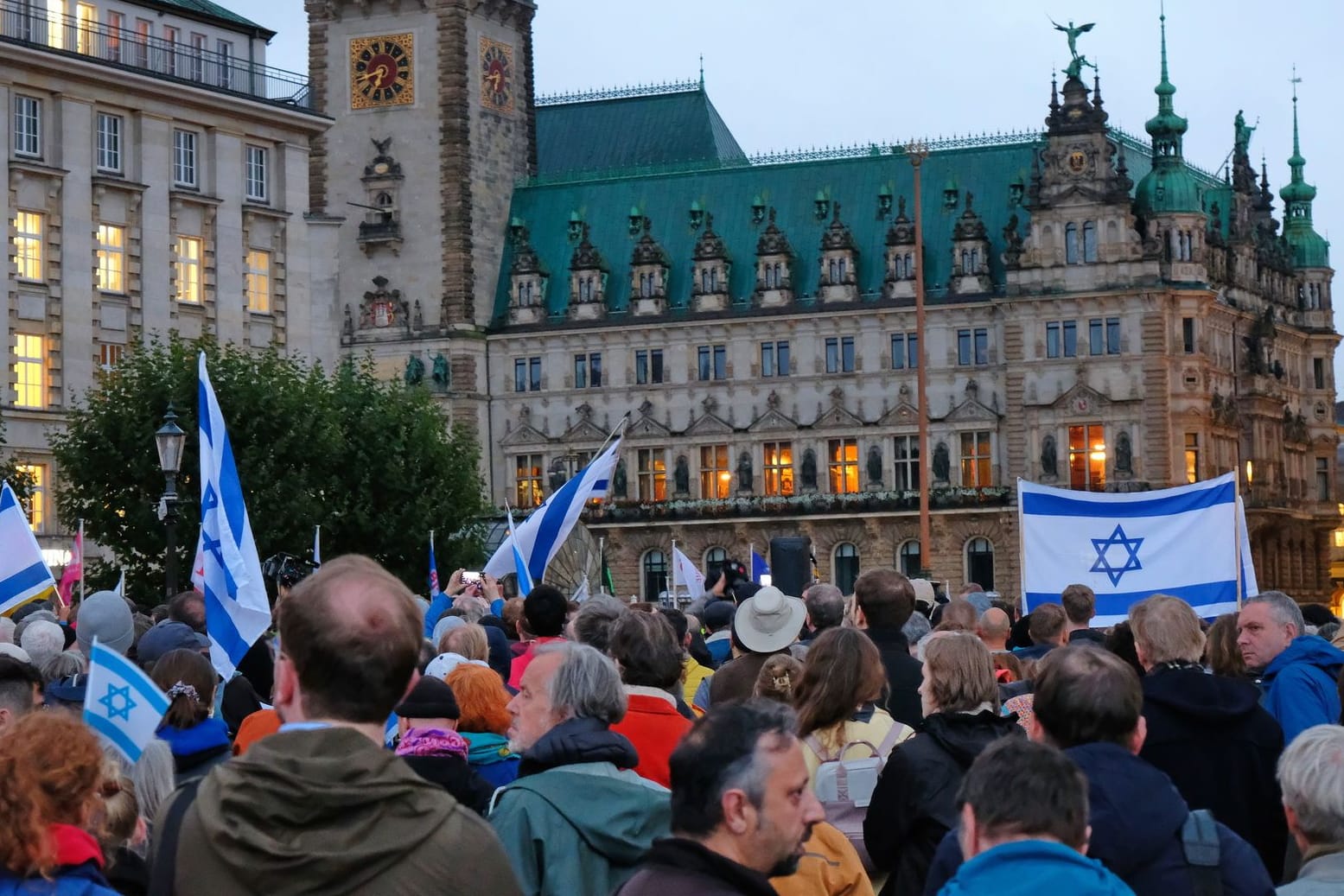 Zwei Frauen werden bei einer Pro-Israel-Demonstration auf dem Rathausmarkt von Antisemiten attackiert.