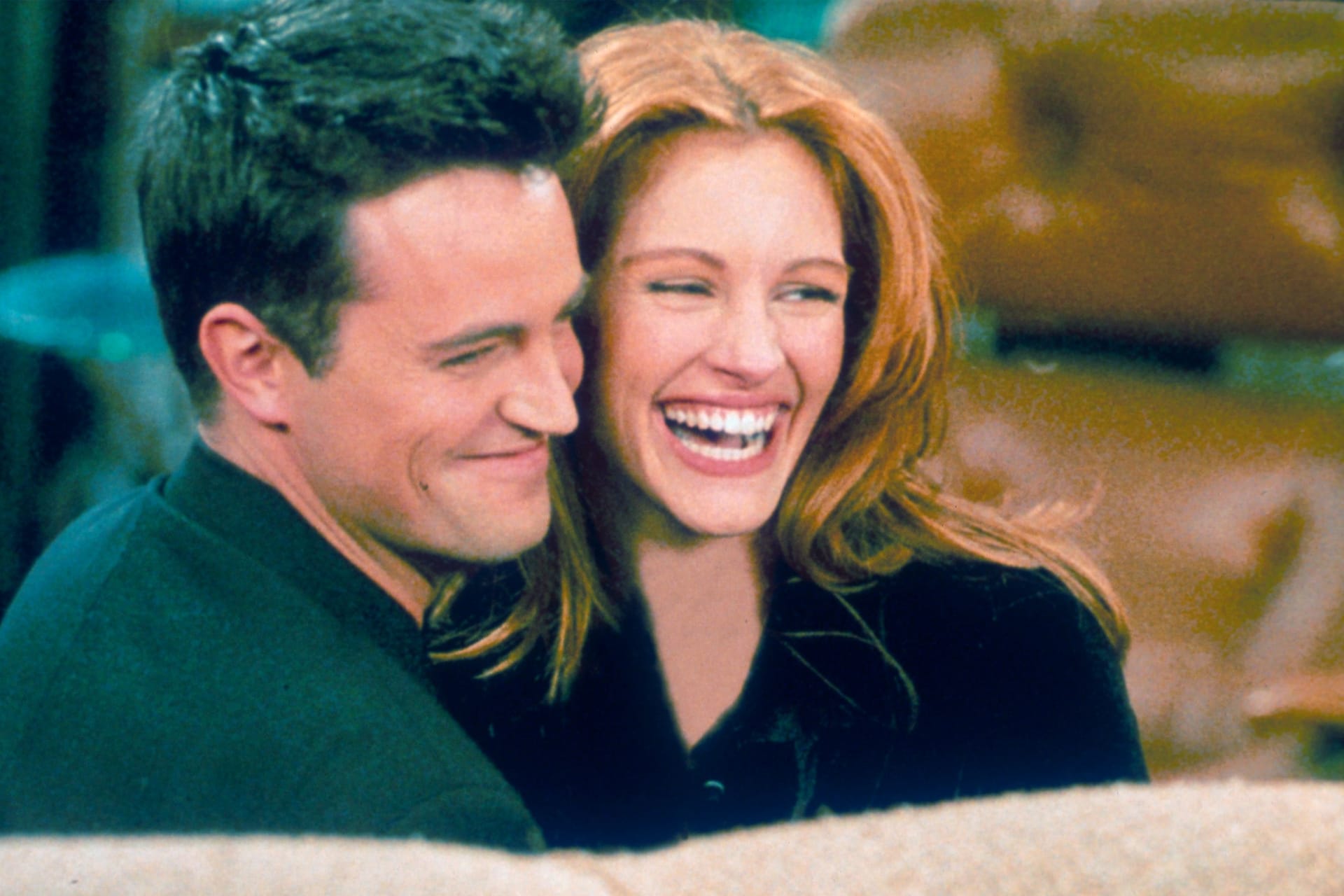 Matthew Perry und Julia Roberts bei einer Szene am Set von "Friends".