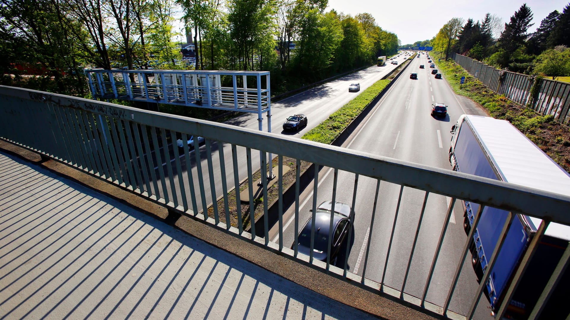 Fußgängerbrücke über einer Autobahn (Symbolbild): Fußgängerbrücke über einer Autobahn (Symbolbild):