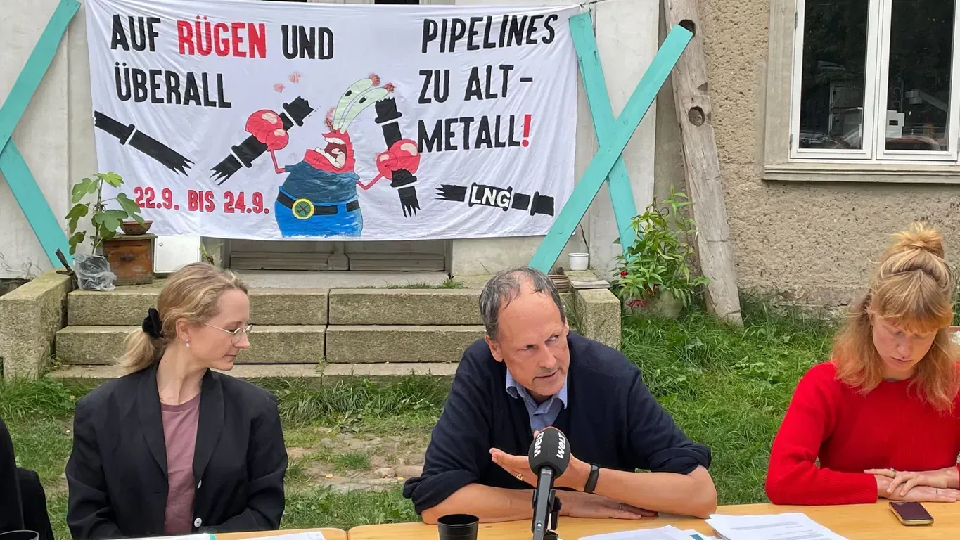 Wirtschaftswissenschaftler Christian von Hirschhausen auf einer Pressekonferenz von "Ende Gelände": Der Professor der TU Berlin kritisiert, dass die LNG-Terminals energiewirtschaftlich nicht notwendig seien.