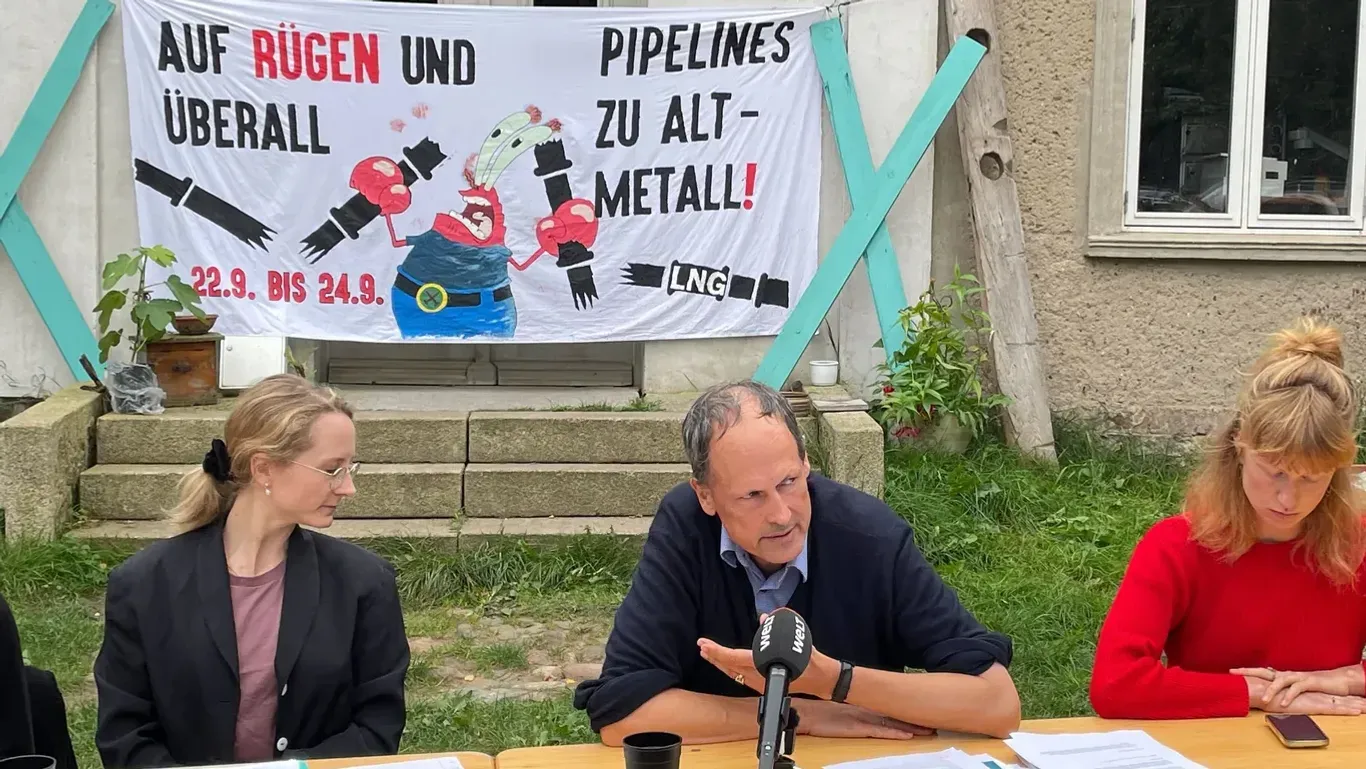 Wirtschaftswissenschaftler Christian von Hirschhausen auf einer Pressekonferenz von "Ende Gelände": Der Professor der TU Berlin kritisiert, dass die LNG-Terminals energiewirtschaftlich nicht notwendig seien.