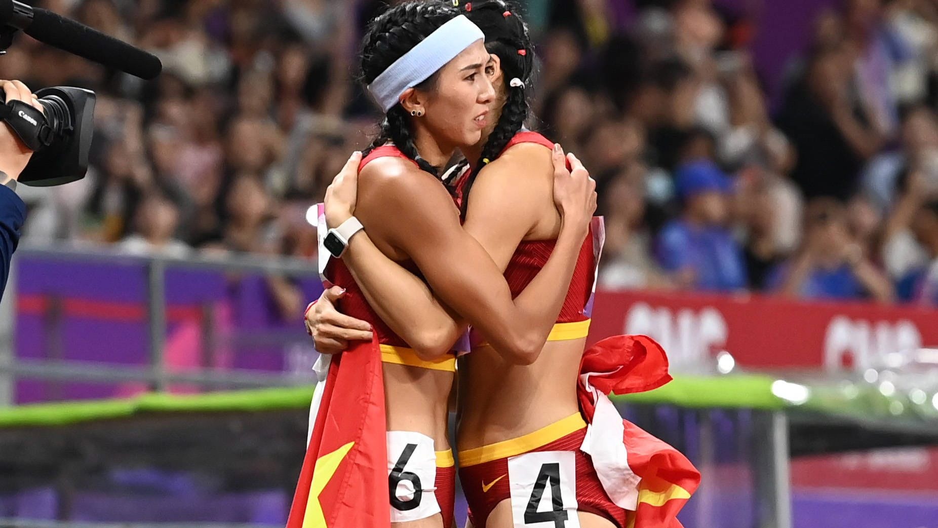 Lin Yuwei (l.) und Wu Yanni: Die Hürdenläuferinnen umarmten sich. Lin Yuwei (l.) und Wu Yanni: Die Hürdenläuferinnen umarmten sich.