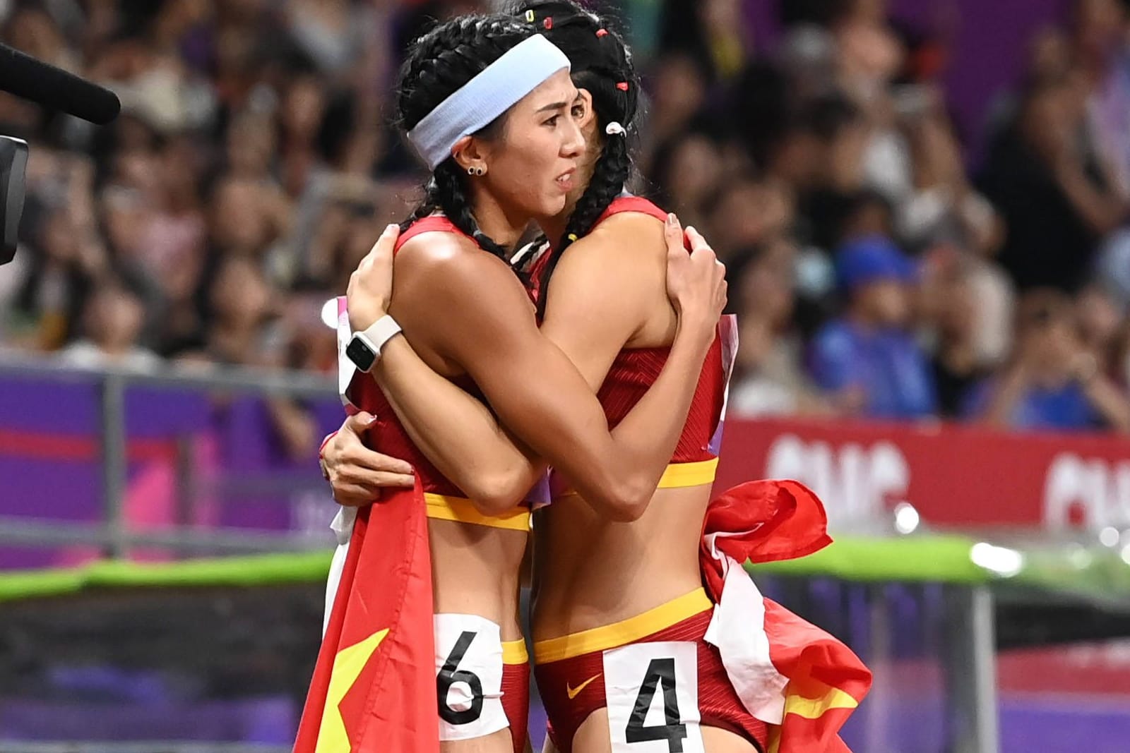 Lin Yuwei (l.) und Wu Yanni: Die Hürdenläuferinnen umarmten sich.