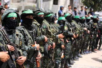 Hamas-Terroristen (Archivbild): Der Iran hat seine Finger im Spiel.