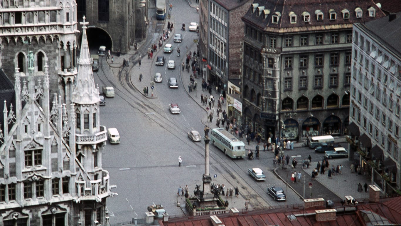 Ein Bild aus dem Jahr 1961: Früher war der Marienplatz tatsächlich für den Verkehr freigegeben.
