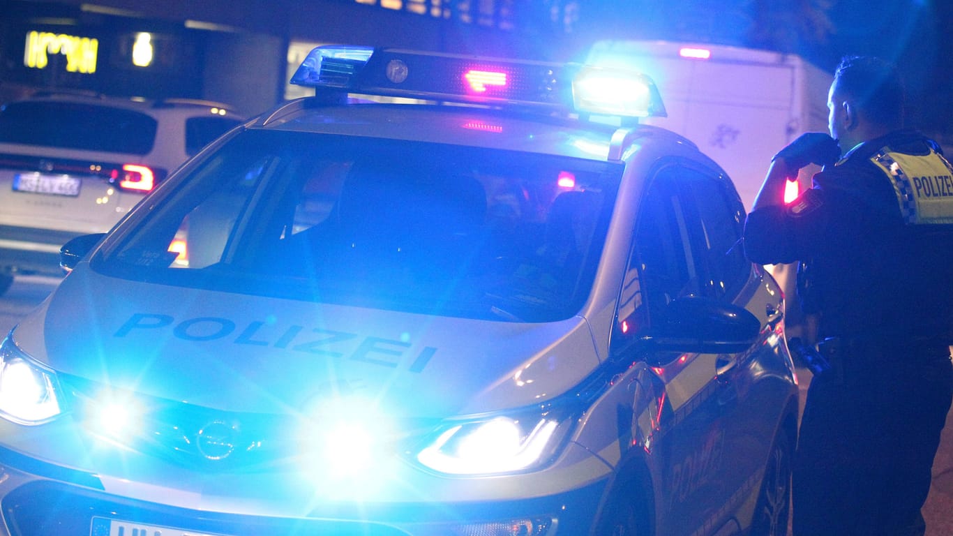 Streifenwagen der Polizei (Archivbild): In Gröpelingen ermittelt die Mordkommission wegen Totschlags.