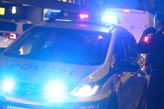 Streifenwagen der Polizei (Archivbild): In Gröpelingen ermittelt die Mordkommission wegen Totschlags.