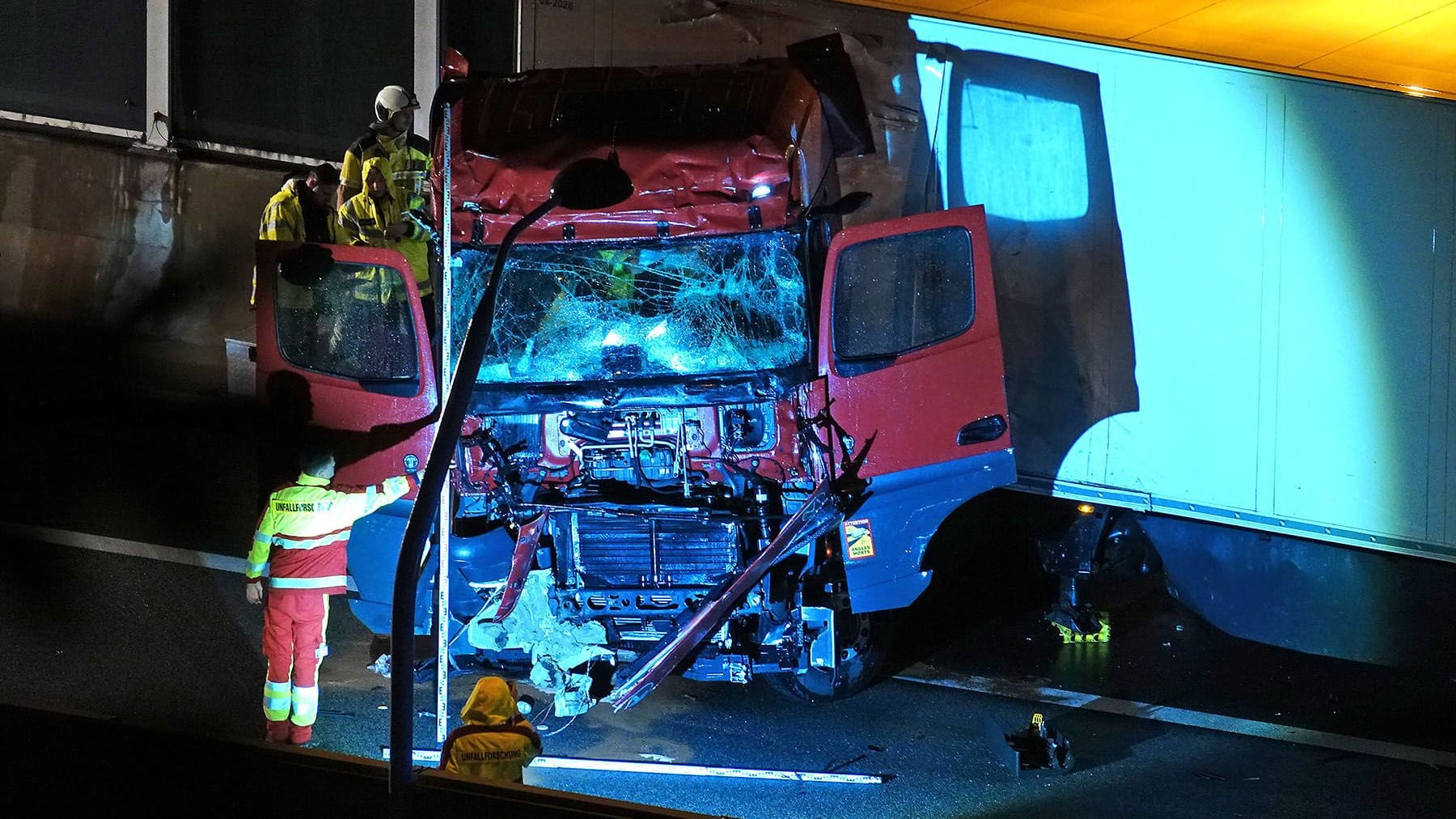 Sachsen / Dresden: Am 31.10.2023 kam es gegen 3.55 Uhr auf der BAB 17, zwischen der AS Dresden-Gorbitz und der AS Dresden-Südvorstadt zu einem Verkehrsunfall. Ein Sattelzug Mercedes-Benz war im Dölzschener Tunnel ins Schleudern geraten. Sachsen / Dresden: Am 31.10.2023 kam es gegen 3.55 Uhr auf der BAB 17, zwischen der AS Dresden-Gorbitz und der AS Dresden-Südvorstadt zu einem Verkehrsunfall. Ein Sattelzug Mercedes-Benz war im Dölzschener Tunnel ins Schleudern geraten.