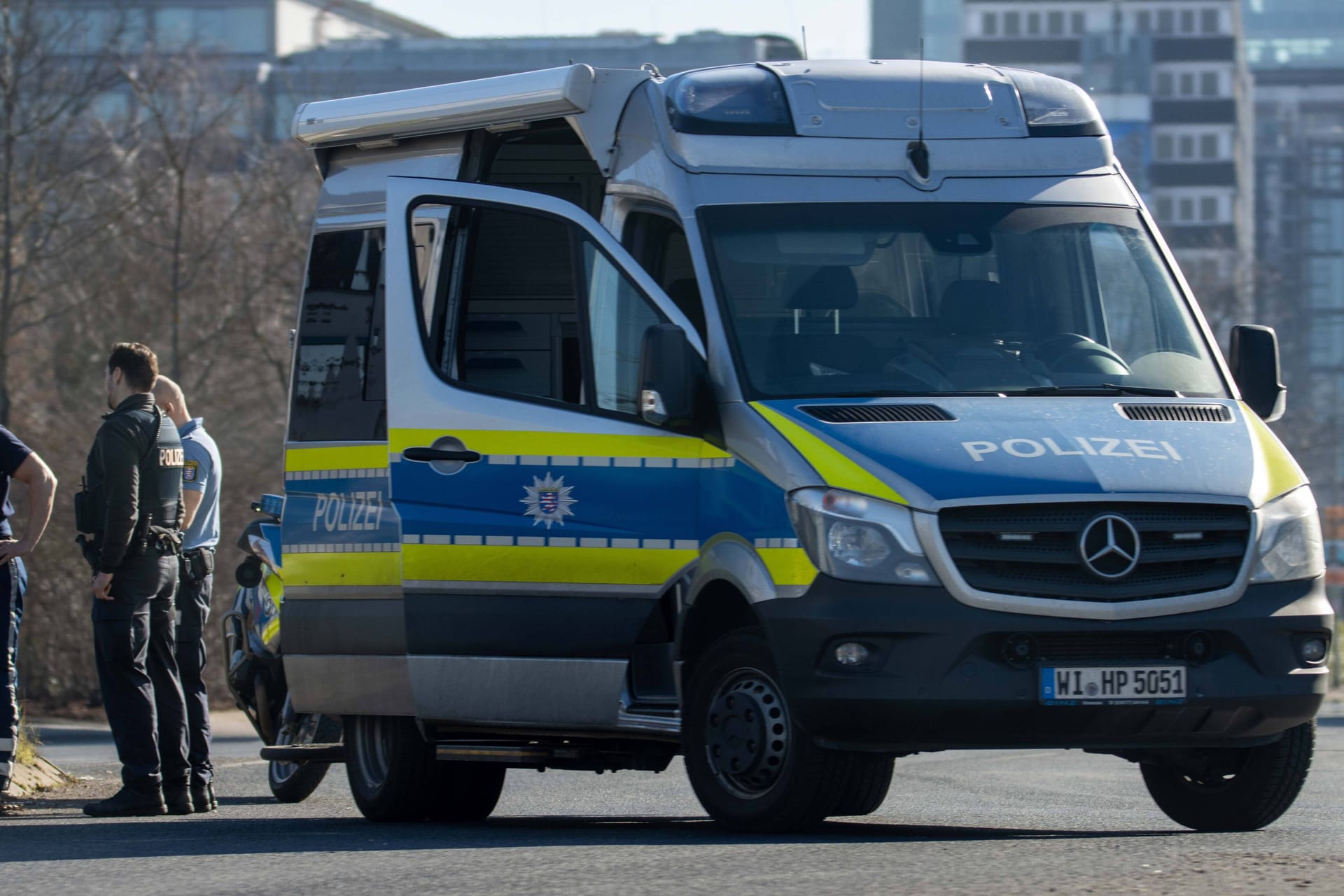 Die Polizei im Einsatz (Archivfoto): Wegen der Entschärfung einer Weltkriegsbombe kommt es in Hanau zu Absperrungen.