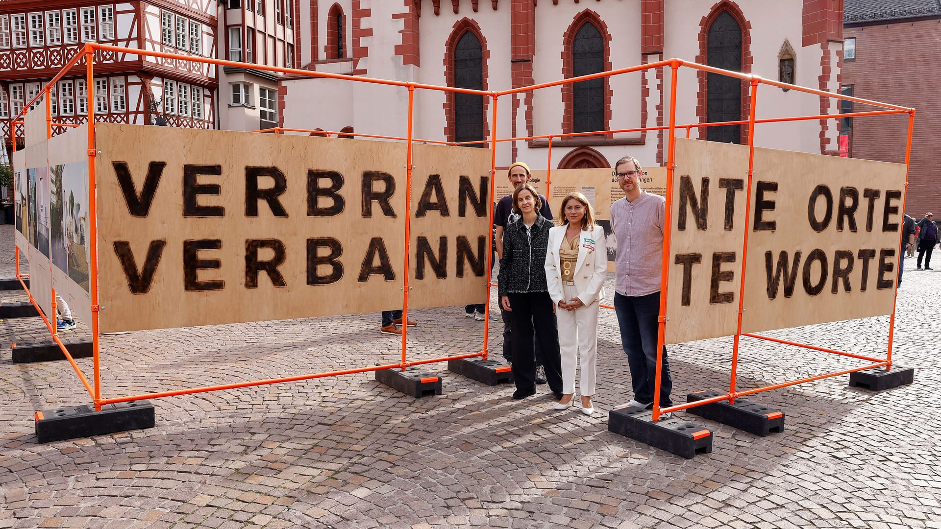 Am Dienstag wird die Ausstellung "Verbrannte Orte - verbannte Worte" am Römer in Frankfurt eröffnet. Am Dienstag wird die Ausstellung "Verbrannte Orte - verbannte Worte" am Römer in Frankfurt eröffnet.