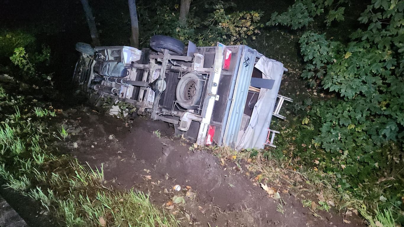 In Jever im Landkreis Friesland kam es am Donnerstagabend zu einem schweren Unfall: Ein Transporter ist von der Straße abgekommen und im Graben gelandet.