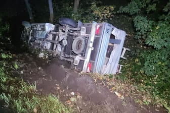 In Jever im Landkreis Friesland kam es am Donnerstagabend zu einem schweren Unfall: Ein Transporter ist von der Straße abgekommen und im Graben gelandet.