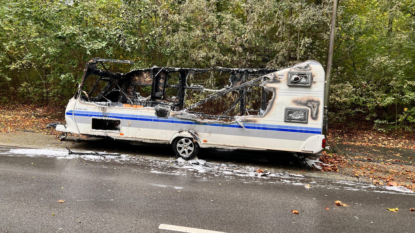 Brandstifter in Bochum unterwegs - Wohnwagen und Pkw in Brand gesetzt – Eine Person soll flüchtig sein