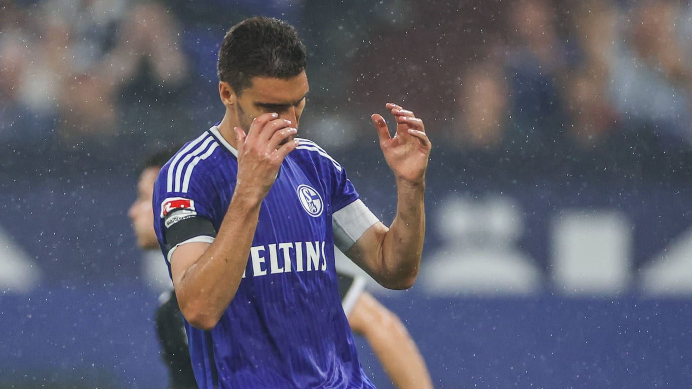 Marcin Kaminski verzweifelt: Der FC Schalke 04 steckt aktuell tief in der Krise.