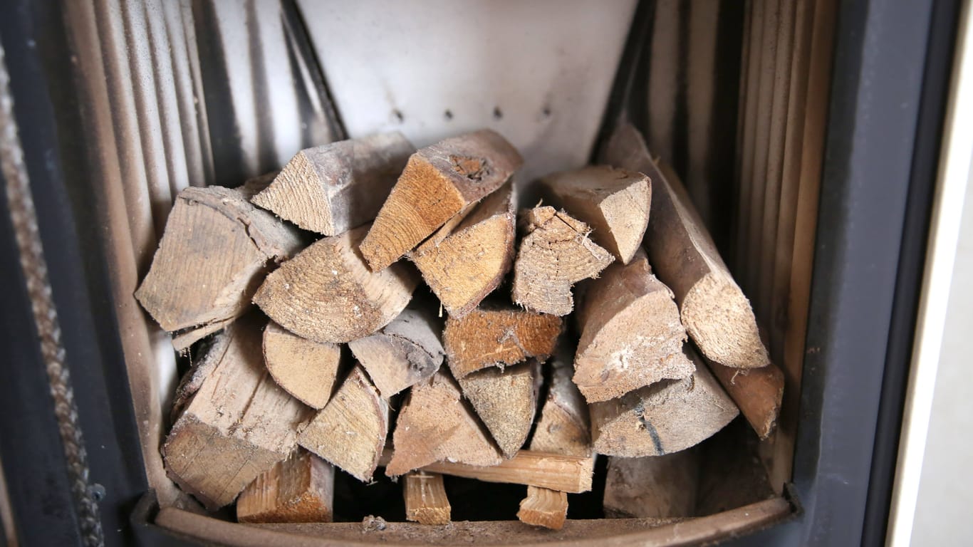 Gestapelte Holzscheite in einem Kaminofen.