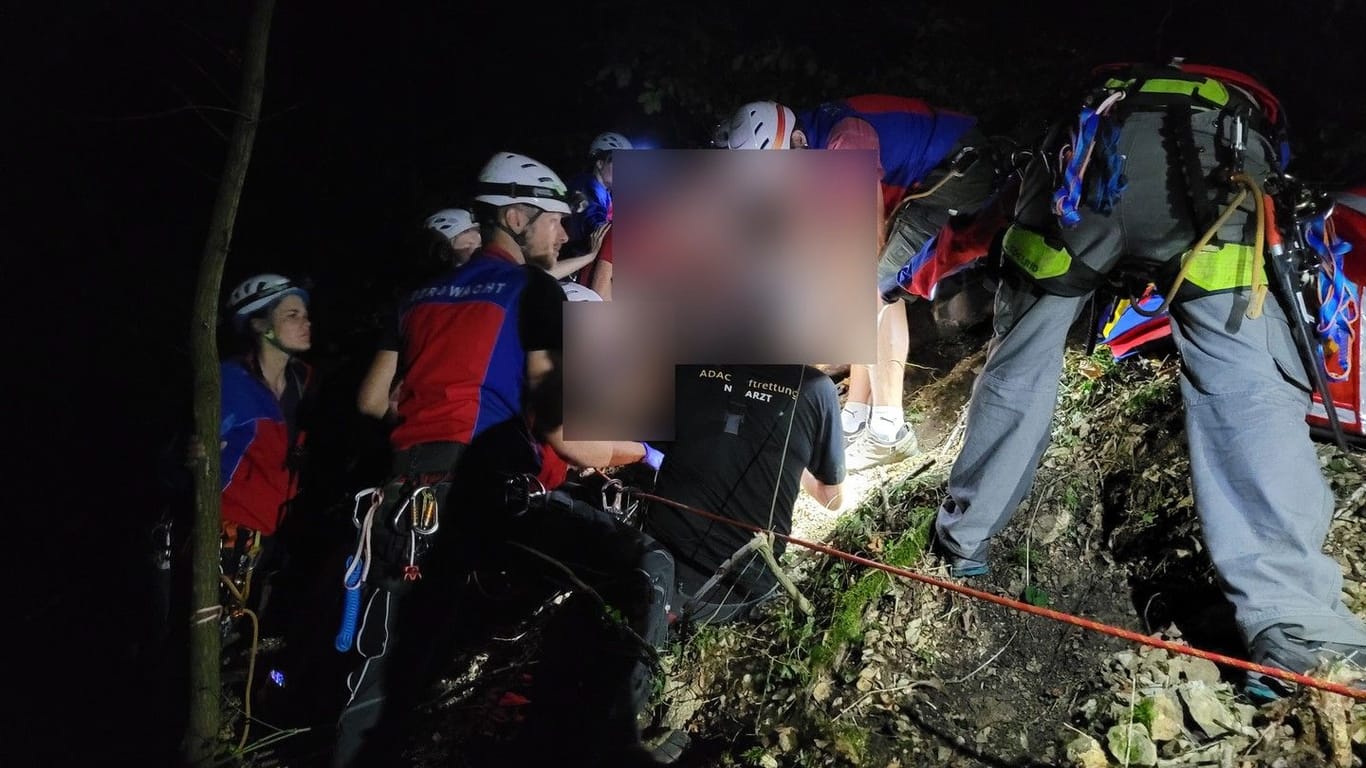 Die Helfer kümmern sich um den Schwerverletzten: Der verunglückte Kletterer musste durch unwegsames Gelände zum Hubschrauber gebracht werden.