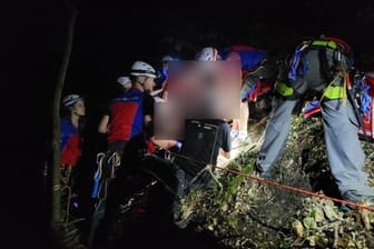 Die Helfer kümmern sich um den Schwerverletzten: Der verunglückte Kletterer musste durch unwegsames Gelände zum Hubschrauber gebracht werden.