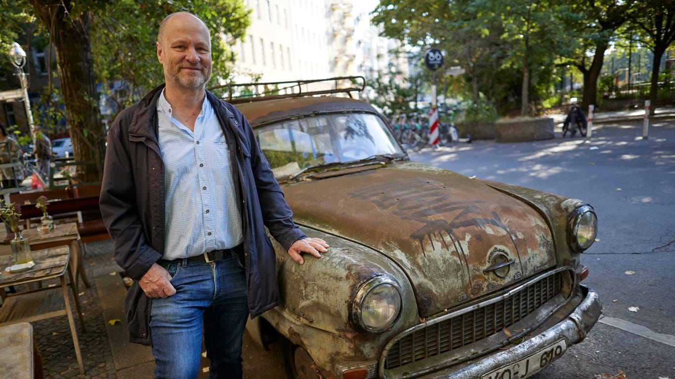 Stolzer Autobesitzer Hanns-Lüdecke Rodewald und sein Opel Olympia.