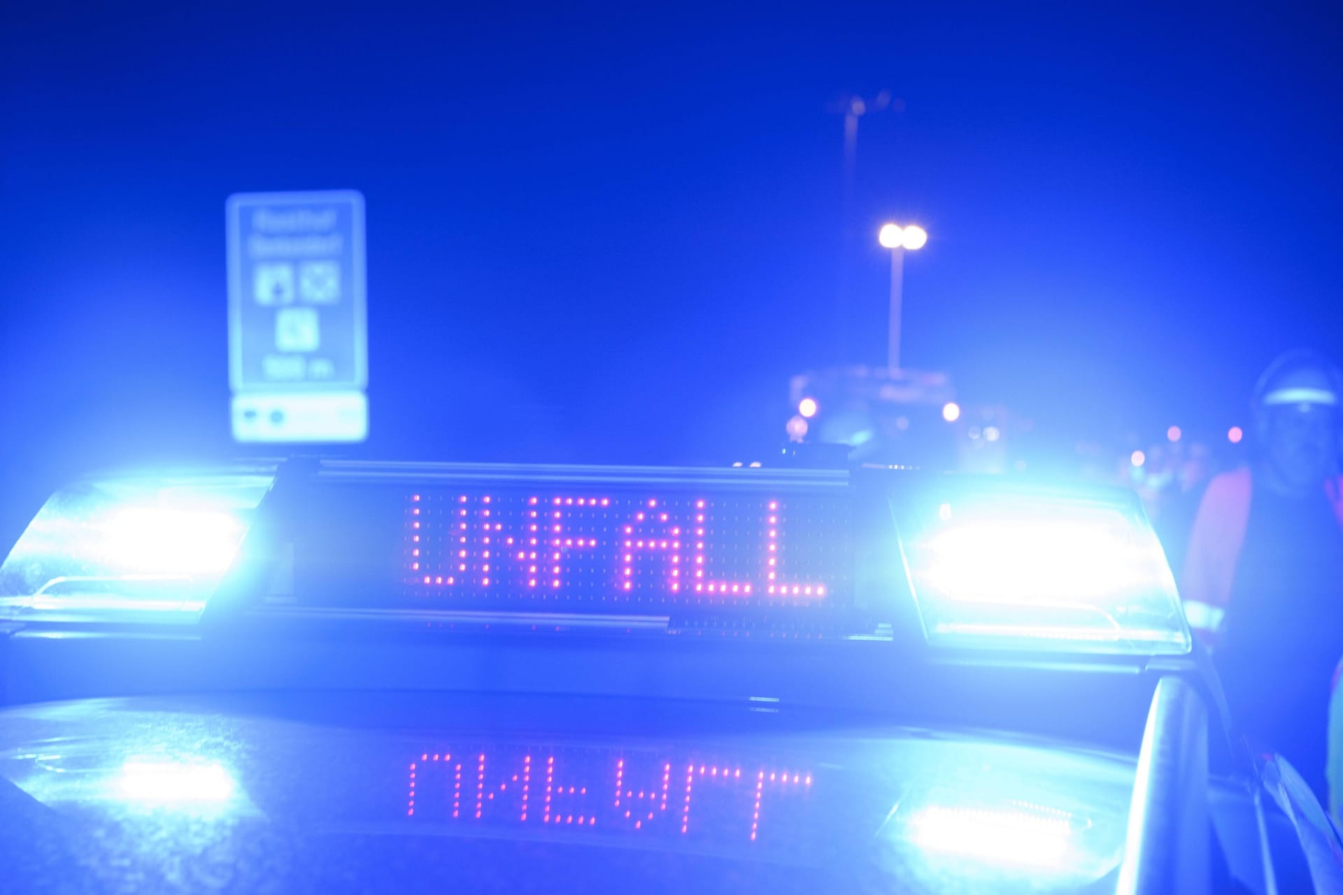 Ein Polizeiwagen mit der Aufschrift "Unfall" (Symbolbild): Auf der A2 hat sich nach einem Unfall ein langer Stau gebildet.