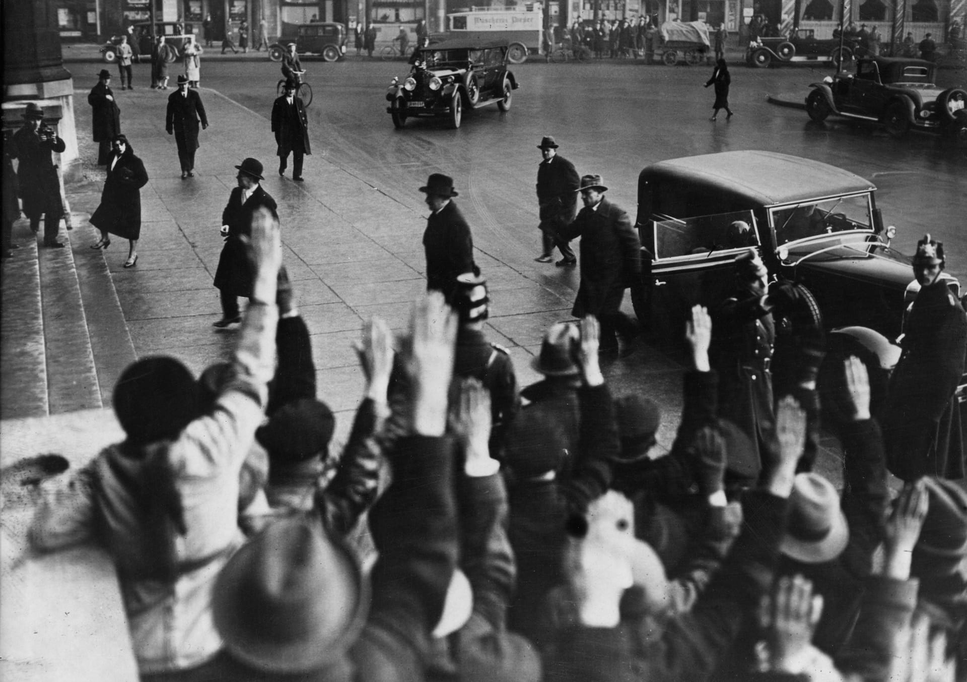 Frühe Hitler-Anhänger grüßen 1923 ihren "Führer" in Berlin.