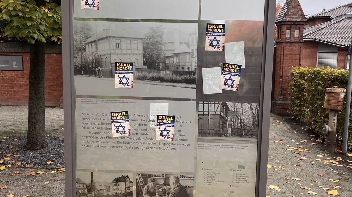Die Aufkleber wurden an Türen, am Eingangsschild und an der "Wand der Namen" für die Opfer des Holocausts gesichert, wie eine Sprecherin der Region Hannover sagte.