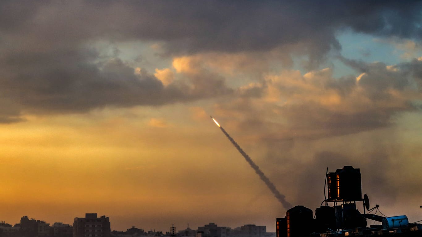 Raketen aus Gaza: Die islamistische Hamas greift Israel mit Raketenschlägen und Bodentruppen an.