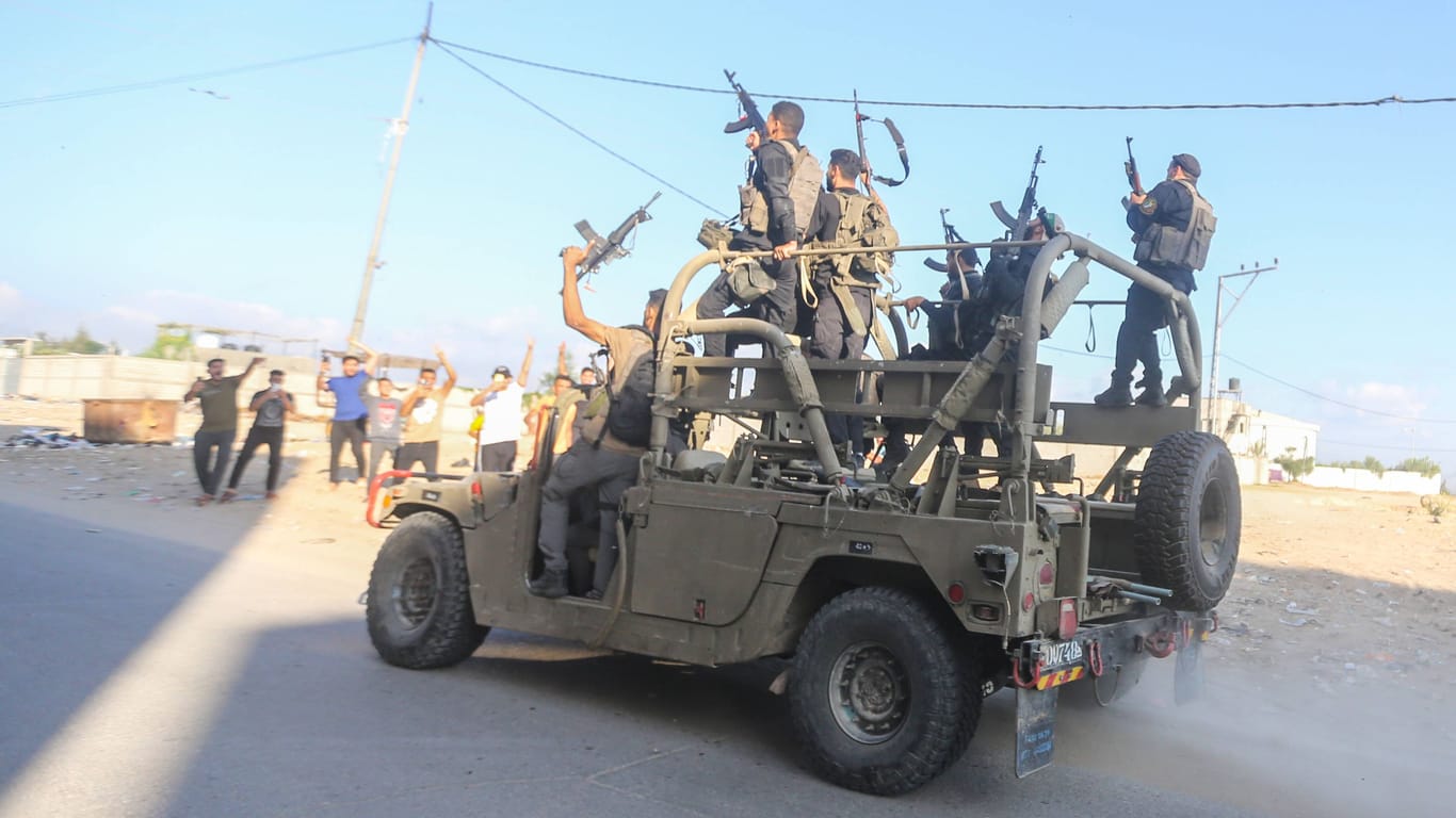 Hamas-Kämpfer auf einem israelischen Militärfahrzeug: Die Terrororganisation hat am Samstag mit einem Angriff auf Israel begonnen.
