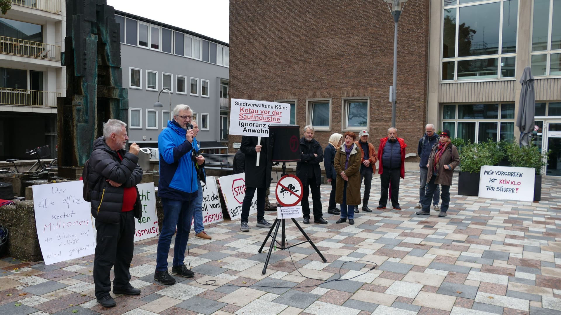 Andreas Hupke spricht vor dem Rathaus: Der Bezirksbürgermeister der Innenstadt kann die Menschen verstehen.