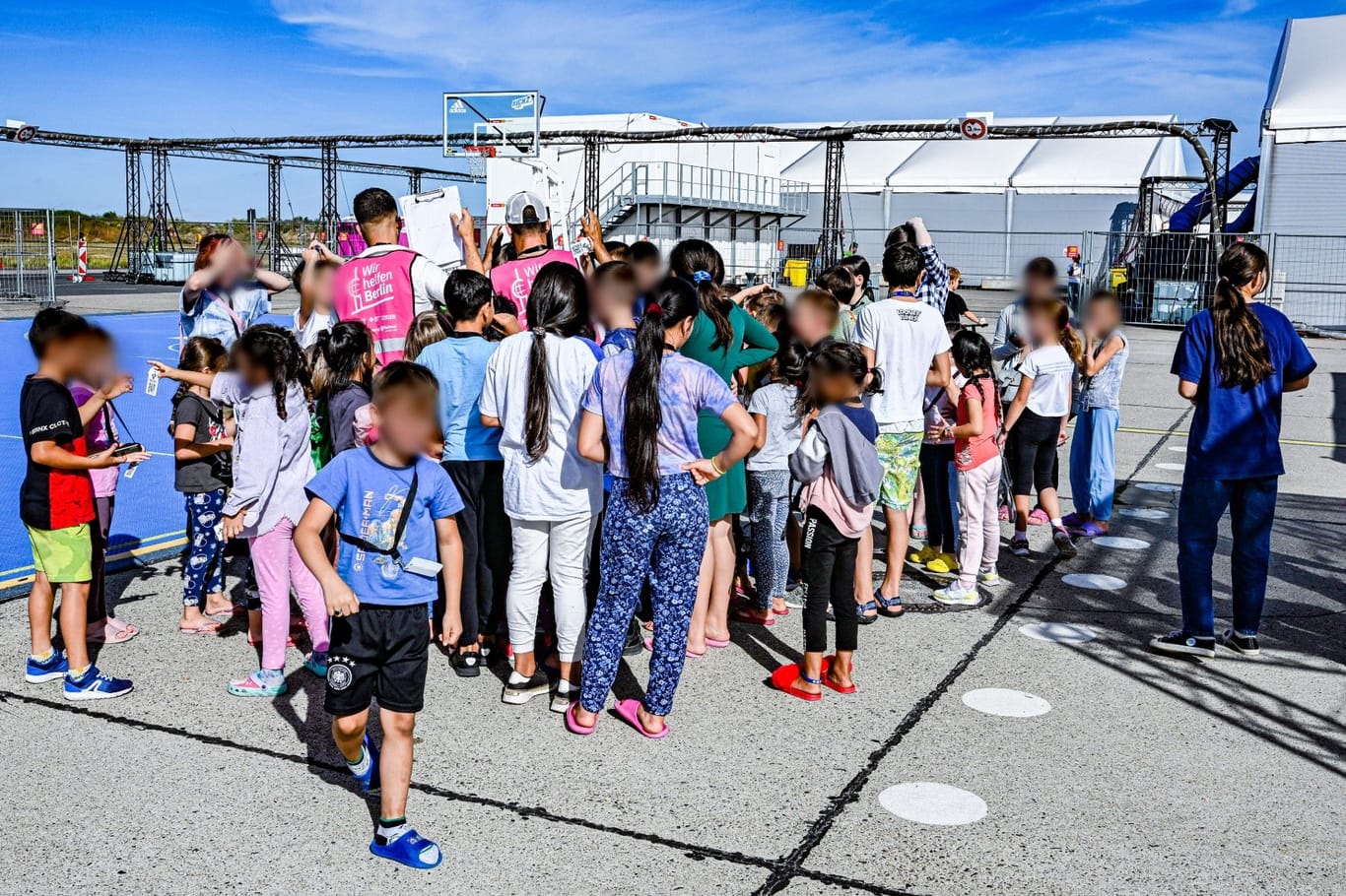 Flüchtlingsunterkunft am ehemaligen Flughafen Tegel (Archivbild): Die Mitarbeiter des Flüchtlingsamtes in Berlin beklagen sich über die Arbeitszustände.