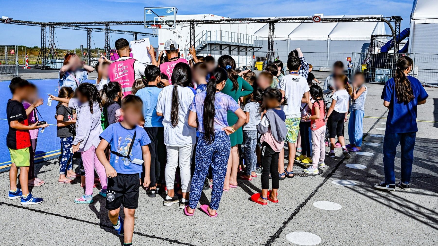 Flüchtlingsunterkunft am ehemaligen Flughafen Tegel (Archivbild): Die Mitarbeiter des Flüchtlingsamtes in Berlin beklagen sich über die Arbeitszustände.