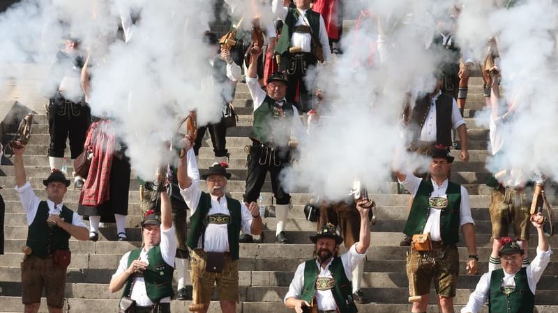 Böllerschützen feuern beim 188. Münchner Oktoberfest.