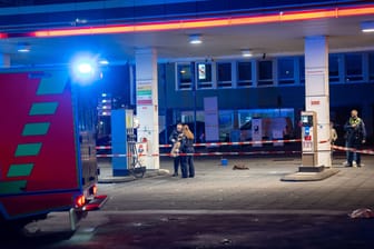 Tankstelle in Wuppertal: Einsatzkräfte sicherten den Bereich am Abend ab.